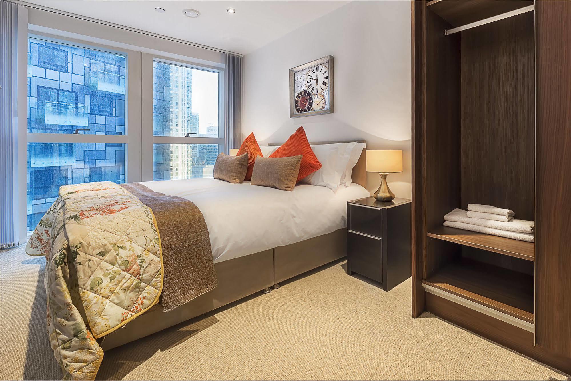 Lincoln Plaza Apartment Лондон Екстериор снимка