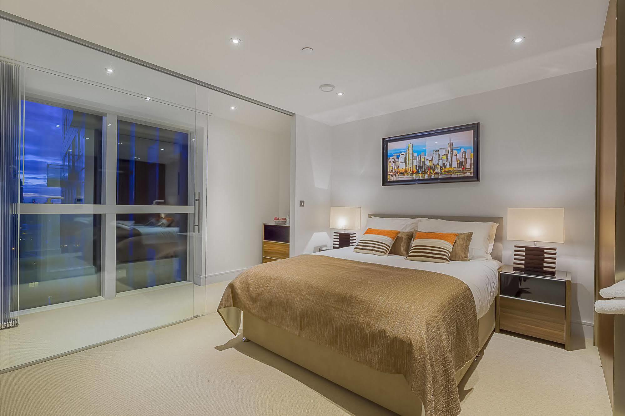 Lincoln Plaza Apartment Лондон Екстериор снимка
