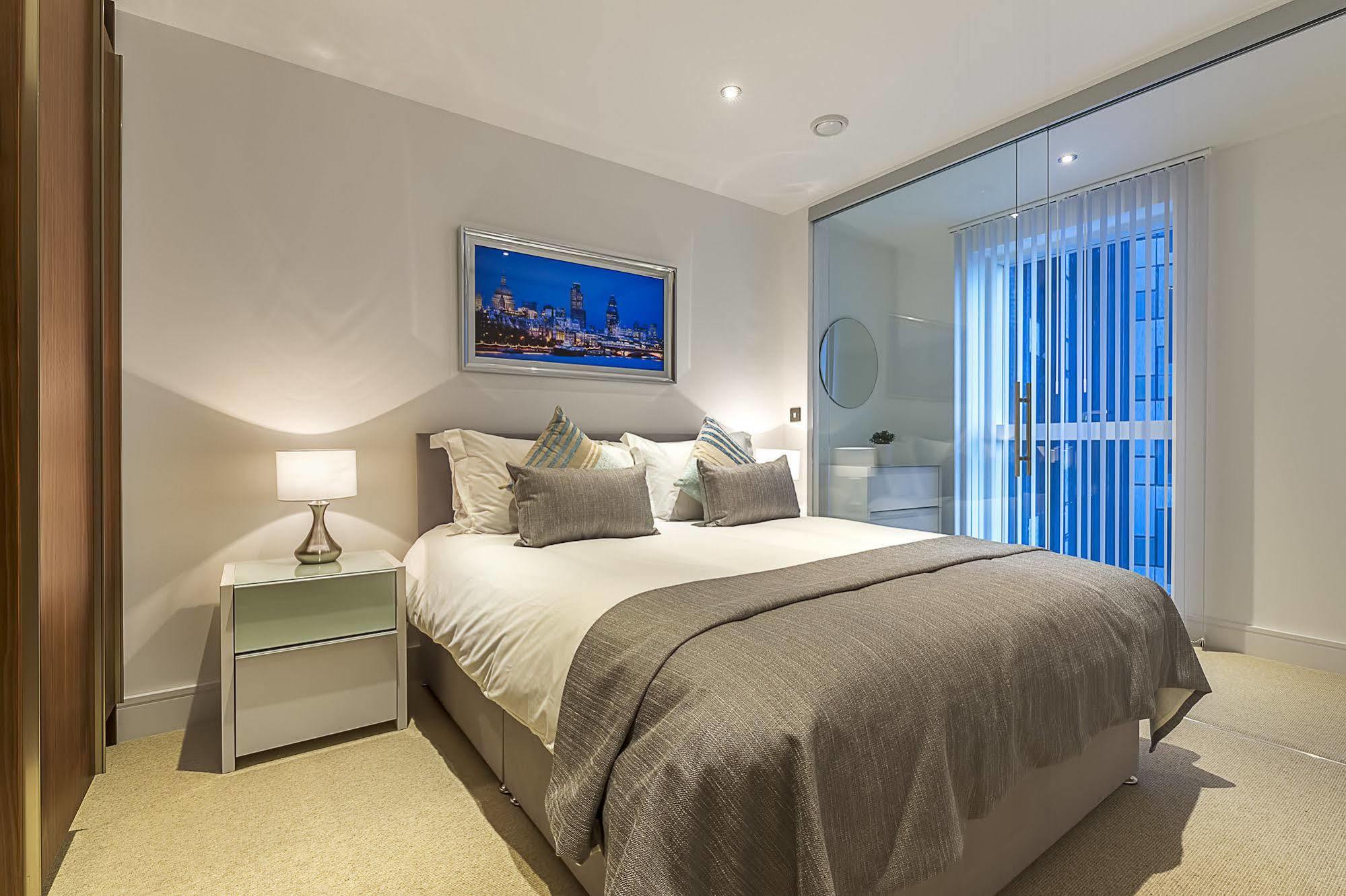 Lincoln Plaza Apartment Лондон Екстериор снимка