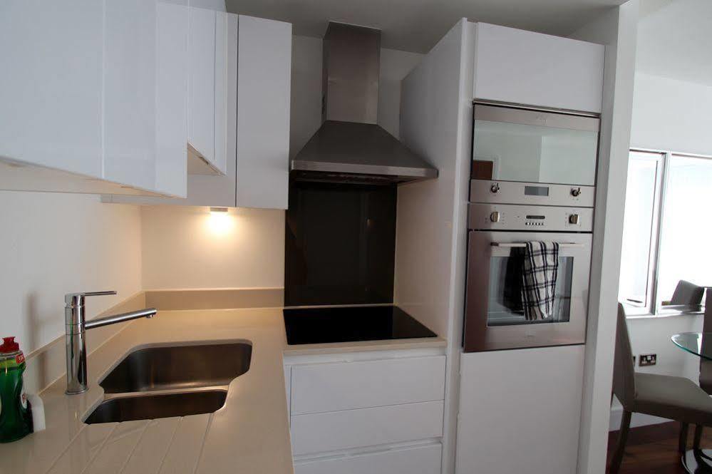 Lincoln Plaza Apartment Лондон Екстериор снимка