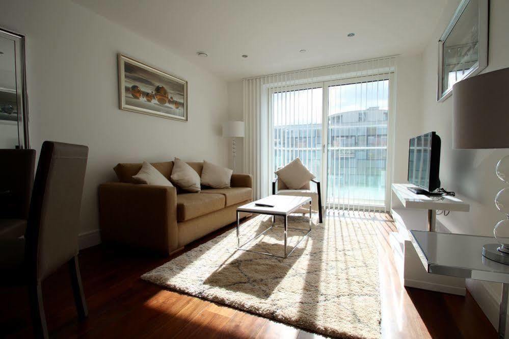 Lincoln Plaza Apartment Лондон Екстериор снимка