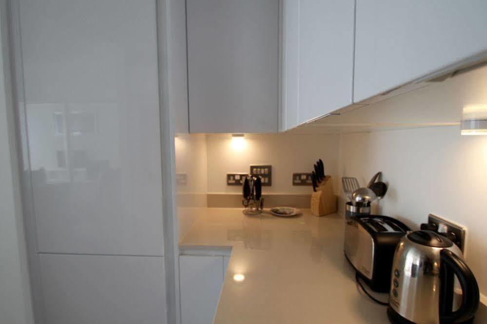 Lincoln Plaza Apartment Лондон Екстериор снимка