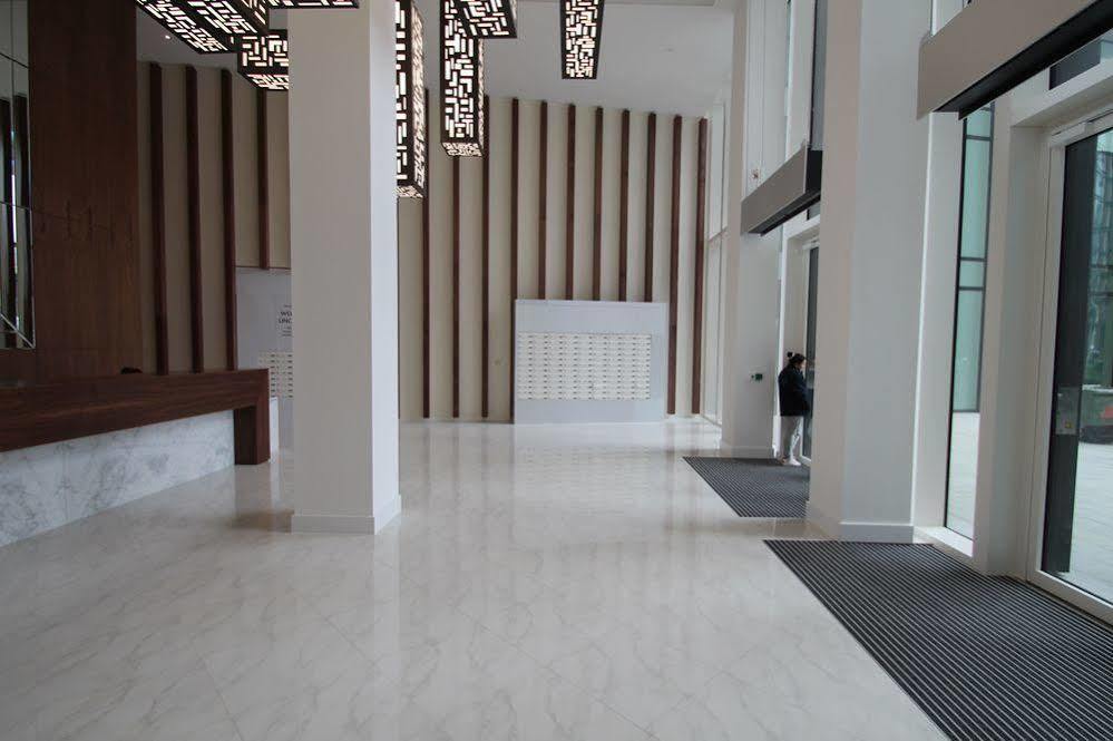 Lincoln Plaza Apartment Лондон Екстериор снимка